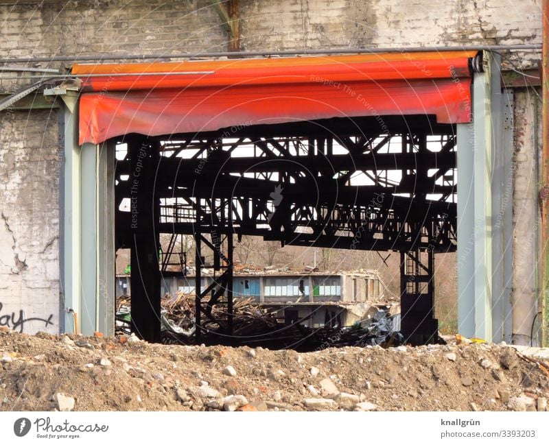 Industrieruine mit großer Toreinfahrt mit roter Plane Menschenleer Industrieanlage alt Außenaufnahme Verfall Farbfoto Fabrik Tag Gebäude Mauer Wand Bauwerk