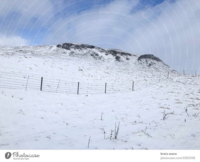 Schottische schneebedeckte Berglandschaft. Cairngorms-Nationalpark, Schottland. Schnee Natur Winter Berge u. Gebirge Winter-Ansicht weiß kalte Witterung wild