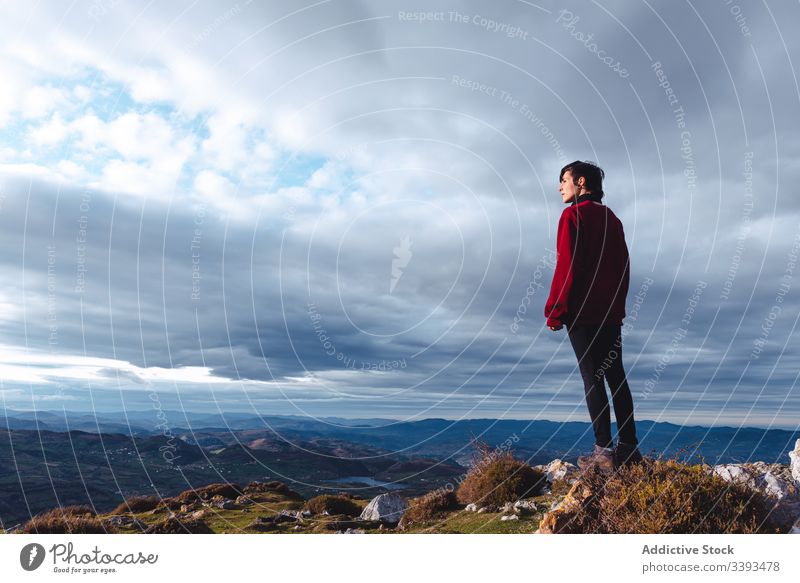 Reisende genießen die Freiheit, während sie auf einem Hügel stehen und das weite Hochland beobachten Frau Wanderung Berge u. Gebirge Top Inspiration Abenteuer