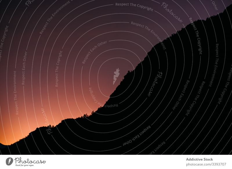 Wunderschöner rosa und violetter Sonnenuntergang über dem Berg Berge u. Gebirge Nacht Natur Landschaft Himmel Abend wunderbar natürlich malerisch Abenteuer