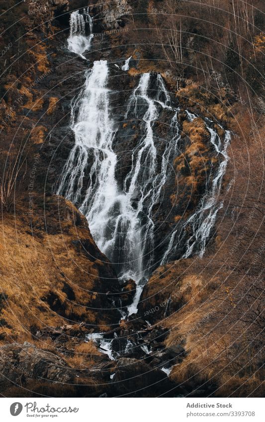 Wasserfall und Gebirgsfluss zwischen wildem Land Fluss Berge u. Gebirge Hügel Pflanze Kaskade malerisch Ansicht Klippe Stein Natur trocknen Tierwelt Felsen aqua