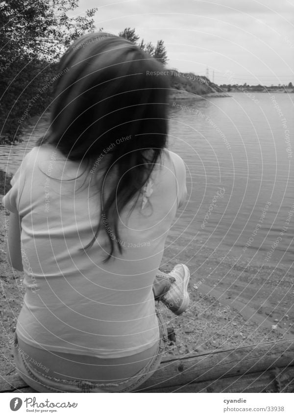 S/W Silence Frau Mädchen See Schwarzweißfoto Rücken Haare & Frisuren Himmel Wasser Sand