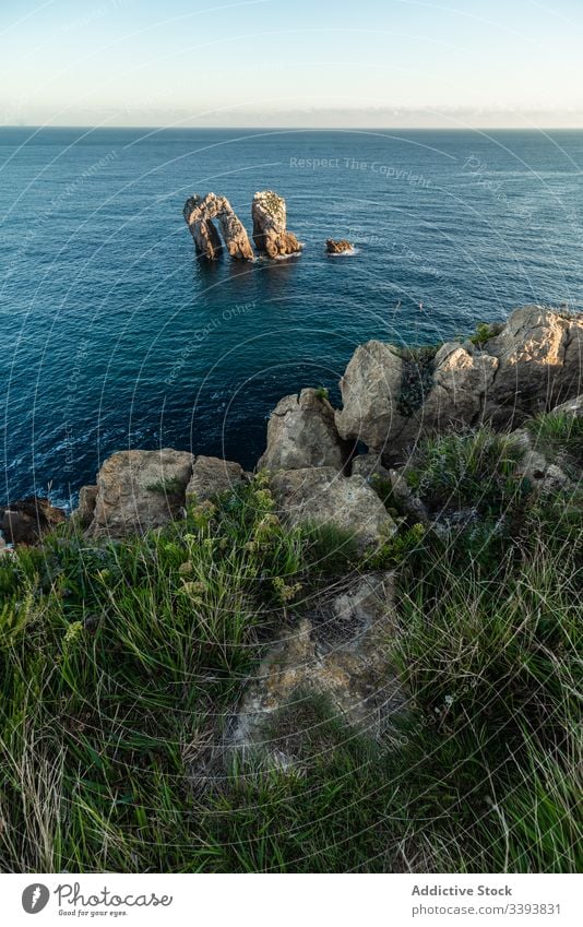 Friedliche Landschaft einer felsigen Bucht im Sonnenuntergang friedlich MEER Skyline Küstenlinie Natur Wasser Ausflugsziel Tourismus Meereslandschaft Klippe