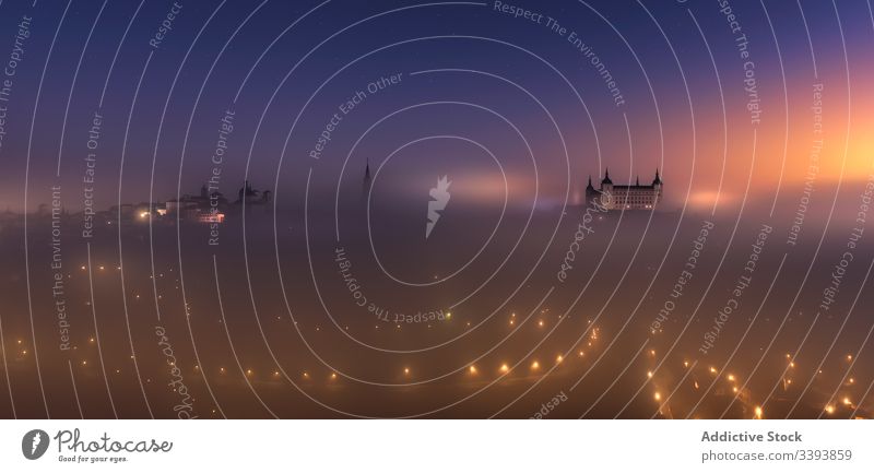 Atemberaubende Landschaft der antiken Stadt am nebligen Morgen Großstadt Palast beleuchtet mittelalterlich farbenfroh Sonnenaufgang Abenddämmerung Architektur