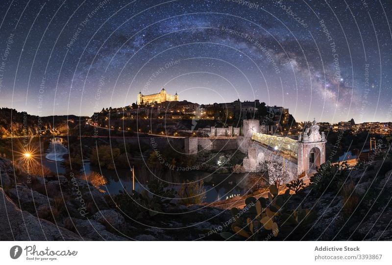 Wunderschöne Landschaft der Milchstraße über der antiken Stadt bei Nacht Milchstrasse beleuchtet mittelalterlich Großstadt sternenklar Himmel Burg oder Schloss