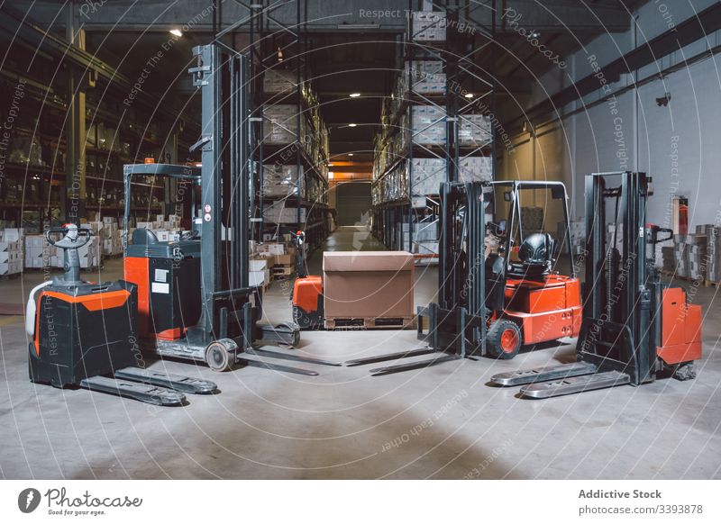 Moderne Ausrüstung in großem Lagerhaus Stapler Lagerhalle Maschine Versand Gerät modern Dienst logistisch Inszenierung Ladung Paket automatisch Prozess