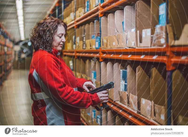 Weibliche Führungskraft des Lagers während der Arbeit Lagerhalle Dienst Paket Frau Mitarbeiter Uniform Lächeln genießen Inhalt Regal stehen Lifestyle Beruf