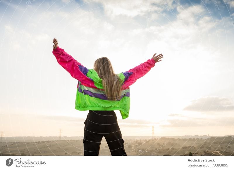 Hipsterin in farbenfroher Sportkleidung auf dem Land Frau Sportbekleidung Natur modern Landschaft blond lässig Sommer Individualität Stil passen cool trendy