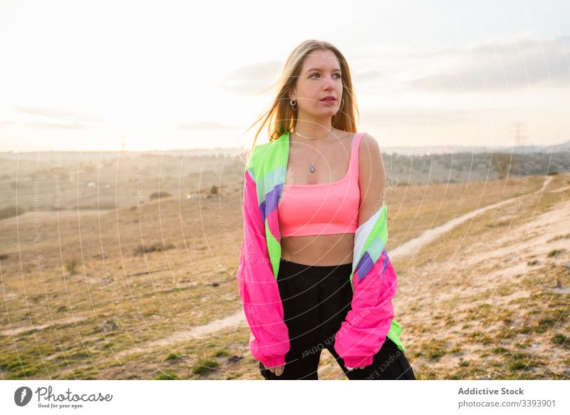 Hipsterin in farbenfroher Sportkleidung auf dem Land Frau Sportbekleidung Natur modern Landschaft blond lässig Sommer Individualität Stil passen cool trendy