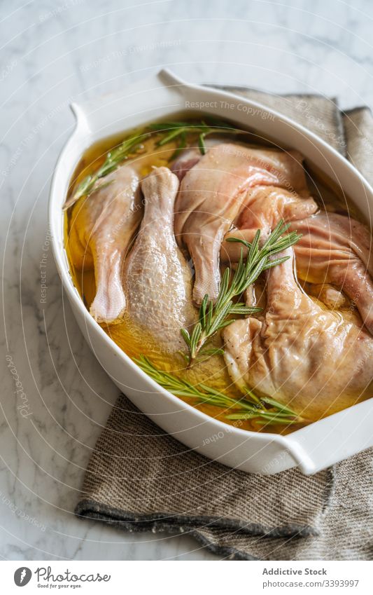 Ungekochte marinierte Hähnchenschenkel in Auflaufform Rezept backen Lebensmittel Beine Essen zubereiten roh Bestandteil Speise Küche Mahlzeit Abendessen