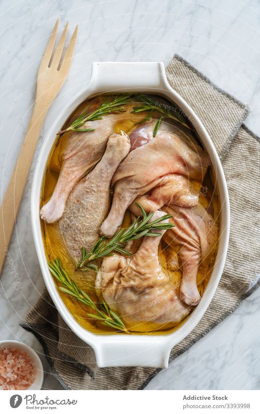 Ungekochte marinierte Hähnchenschenkel in Auflaufform Rezept backen Lebensmittel Beine Essen zubereiten roh Bestandteil Speise Küche Mahlzeit Abendessen