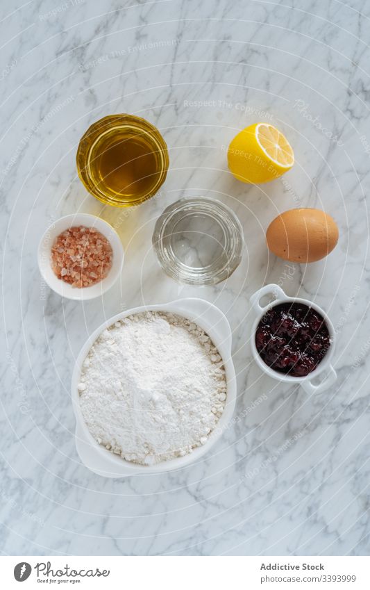 Zutaten für Backrezept auf Marmorhintergrund Bestandteil Rezept backen Lebensmittel Essen zubereiten Küche Mahlzeit Vorbereitung frisch Speise kulinarisch