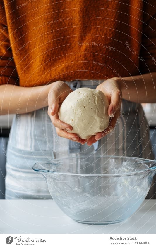 Frau mit Teig in den Händen am Tisch stehend Teigwaren Herstellung vorbereiten Lebensmittel Essen zubereiten Rezept backen Küche Bestandteil Mehl Mahlzeit