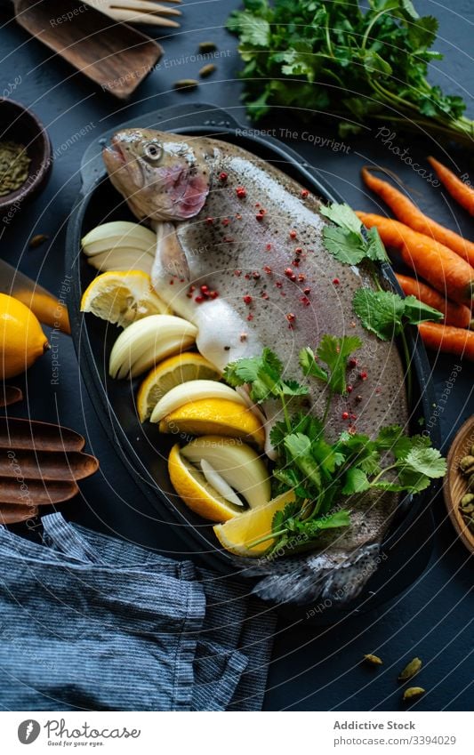 Roher Fisch mit Zitrone und Kräutern Abendessen Küche frisch Gewürz Petersilie Zwiebel roh Koch Speise Lebensmittel Vorbereitung heimwärts Möhre Mahlzeit