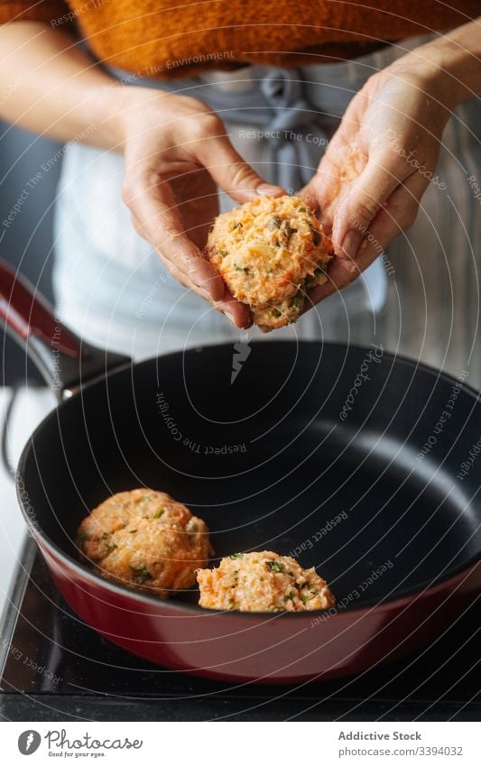 Frau macht fleischlose Koteletts zu Hause Burger Fisch Essen zubereiten Lebensmittel Rezept Lachs Füllung Herstellung Bestandteil Küche Gesundheit alternativ