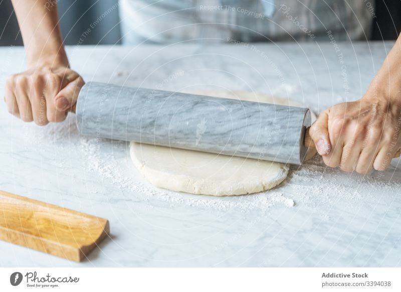 Nudelteig mit Nadel auf dem Tisch kochen Teigwaren Nudelholz Mehl Vorbereitung Koch Bäckerei Küche selbstgemacht kulinarisch Herstellung backen Schürze Rezept