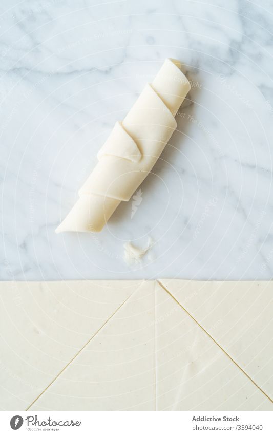 Teighörnchen und geschnittener Teig auf dem Tisch süß Croissant Teigwaren rollierend Mehl Vorbereitung aufgeschnitten Bäckerei selbstgemacht kulinarisch