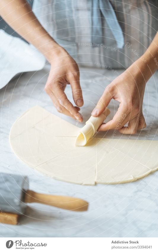 Teig zu Croissant auf dem Tisch zubereiten Koch Bagel Verdrehung Teigwaren Mehl Nudelholz Vorbereitung aufgeschnitten Bäckerei selbstgemacht kulinarisch