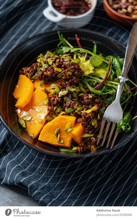 Schüssel mit veganer Schale und Gabel Speise Veganer Salatbeilage Schalen & Schüsseln Handtuch Koch Küche Lebensmittel Vorbereitung heimwärts Mahlzeit