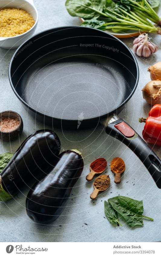 Frische Zutaten rund um die leere Bratpfanne Bestandteil Küche Gemüse Gewürz Korn Koch Speise Lebensmittel Vorbereitung heimwärts Mahlzeit kulinarisch organisch