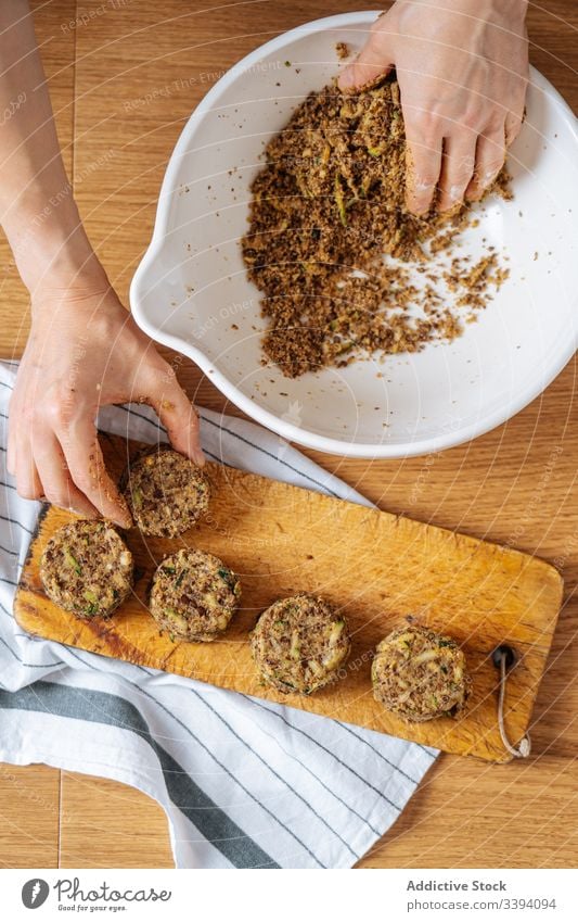 Frau bereitet gesunde vegane Burger zu Essen zubereiten Vegetarier Kotelett Lebensmittel Rezept Gemüse Bestandteil Küche alternativ Gesundheit Mahlzeit Hausfrau