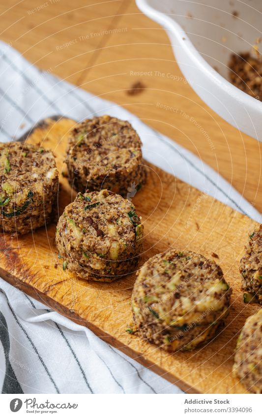 Rohe vegane Koteletts auf Holzbrett Vegetarier Lebensmittel Essen zubereiten Rezept roh Küche Gesundheit Veganer Mahlzeit rund Gemüse Abendessen Mittagessen