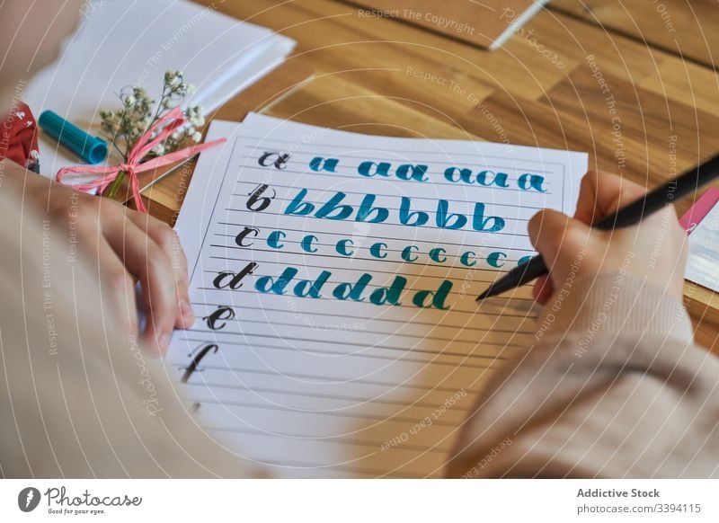 Gesichtslose Dame umkreist Buchstaben mit Pinsel Beschriftung lernen zeichnen Bürste Handschrift Kunstwerk Papier kreativ Inspiration Text kreieren Hobby Farbe