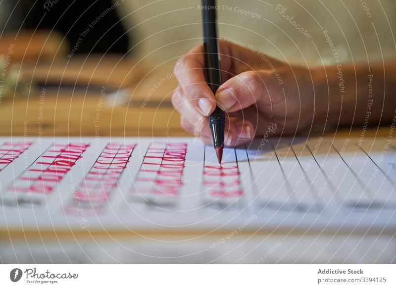 Gesichtslose Dame umkreist Buchstaben mit Pinsel Beschriftung lernen zeichnen Bürste Handschrift Kunstwerk Papier kreativ Inspiration Text kreieren Hobby Farbe