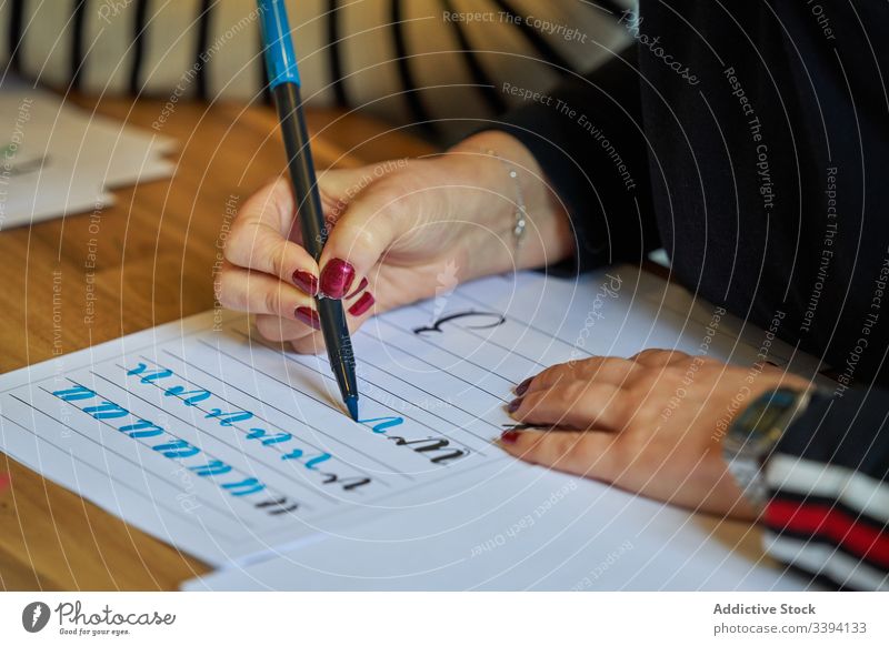 Gesichtslose Dame umkreist Buchstaben mit Pinsel Beschriftung lernen zeichnen Bürste Handschrift Kunstwerk Papier kreativ Inspiration Text kreieren Hobby Farbe