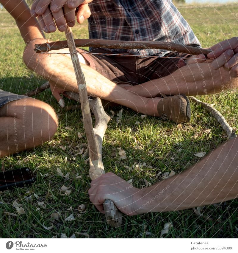 Versuch Feuer zu zünden draußensein Tageslicht Finger mühselig Natur Schönes Wetter Wiese blau Außenaufnahme Baum männlich Grün Pflanze Gras Sommer Schuhsole