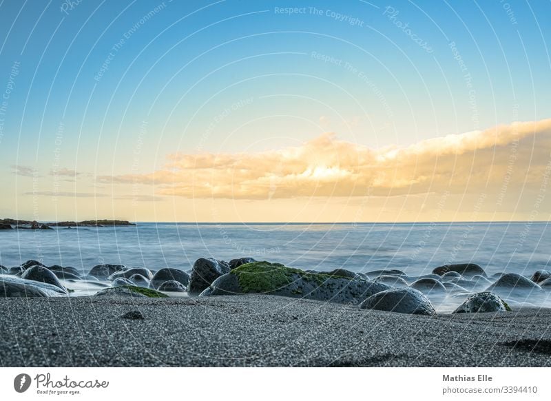 Atlantikküste auf den Azoren São Miguel Sao Miguel Küste Außenaufnahme braun Wolken Abenteuer Sommer Meer Wasser blau Vogelperspektive Tag Menschenleer Farbfoto