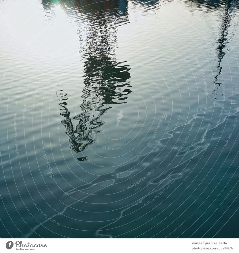 Reflexion über das Wasser im Fluss in der Stadt Bilbao Spanien Reflexion & Spiegelung Licht hell Pool Schwimmbad liquide Sonnenlicht blau abstrakt Textur