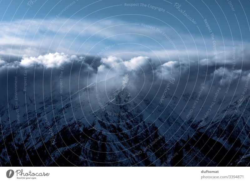 Gipfelkette unter Wolken, Schneebedecktes Bergpanorama Panorama Berge Skifahren Tal Powder kalt Piste Spuren Gebirge Skigebiet Winter Alpen Landschaft Ferien