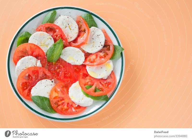 Caprese-Salat auf braunem Hintergrund Basilikum brauner Hintergrund Käse fertigmachen Nahaufnahme Küche Diät Essen Lebensmittel frisch Gesundheit krautig