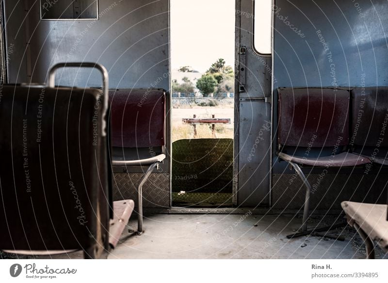 Sitze in einem Eisenbahnwaggon mit Ausblick auf Abstellgleis Waggon vintage Menschenleer retro Farbfoto Detailaufnahme marode Gedeckte Farben Endstation