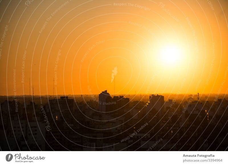 Sonnenuntergang mit starker orangefarbener Farbe schön Landschaft reisen Tourist Tourismus sich[Akk] entspannen jung Himmel Urlaub golden Brandung im Freien