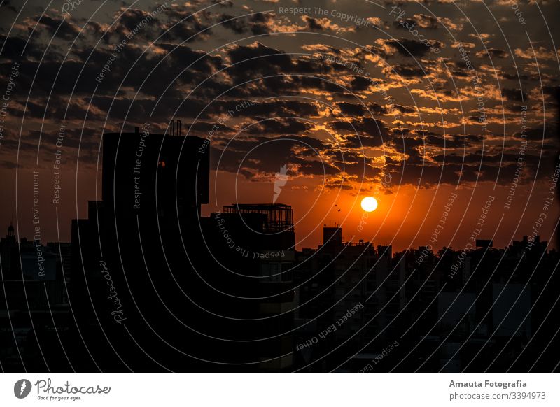 Sonnenuntergang mit starker orangefarbener Farbe schön Landschaft reisen Tourist Tourismus sich[Akk] entspannen jung Himmel Urlaub golden Brandung im Freien