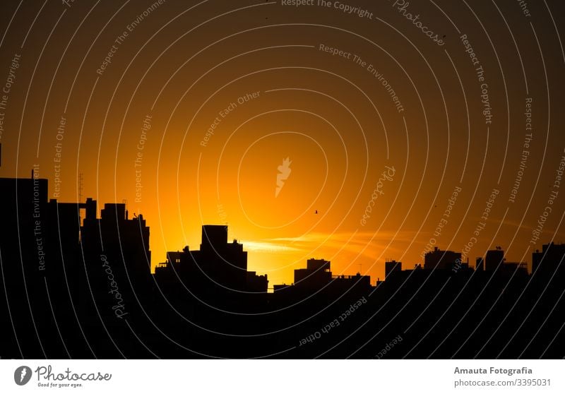 Sonnenuntergang mit starker orangefarbener Farbe schön Landschaft reisen Tourist Tourismus sich[Akk] entspannen jung Himmel Urlaub golden Brandung im Freien