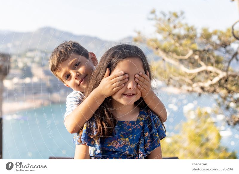 Lustiger Junge, der seinem kleinen Freund die Augen verdeckt Hinterhof Bruder Kind Kindheit Kinder Küste Paar bedeckt niedlich Datierung Familie Erste Liebe