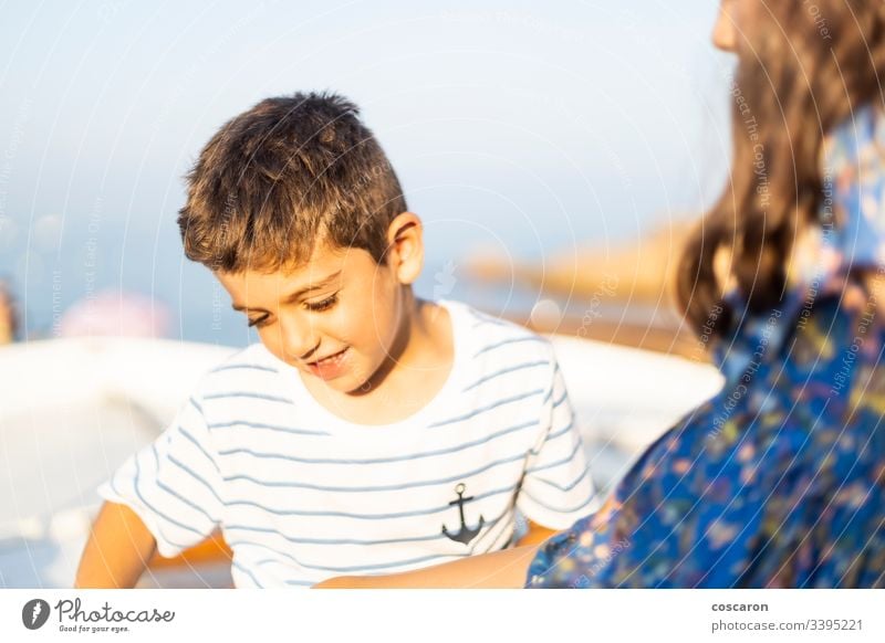 Zwei kleine Kinder haben im Sommer Spaß aktiv Aktivität bezaubernd Baby schön blau Junge Bruder Kaukasier heiter Kindheit niedlich Emotion Ausdruck Gesicht