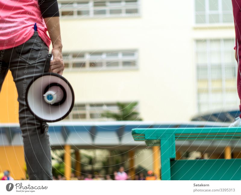 BANGKOK, THAILAND - 15. Januar 2019 Bei der jährlichen Sportveranstaltung der Schule spielen Grundschülerinnen mit ihrem Trainer im Stuhl Ballsport jung