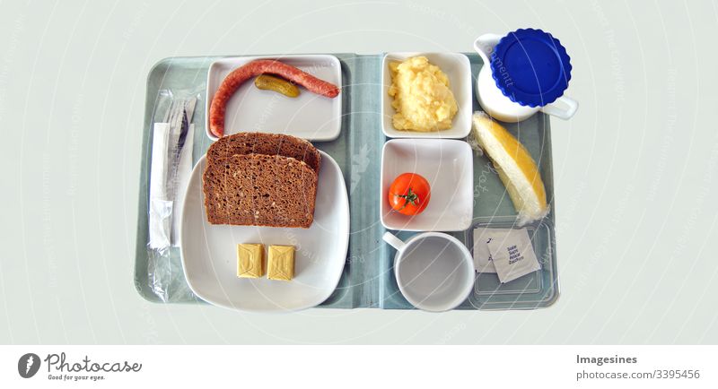 Krankenhaus Essen Panorama, spärlich auf einem Tablet, aus der Kantine von Krankenhäusern, Klinik oder Universitätsklinik verhungern wenig Essen sparsamkeit