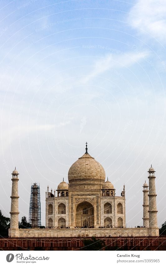 Das märchenhafte Taj Mahal von der anderen Seite des heiligen Yamuna-Flusses. Ein Meisterstück der Achitektur und eine wundervolle Liebeserklärung. Fast zu zauberhaft als Mausoleum.