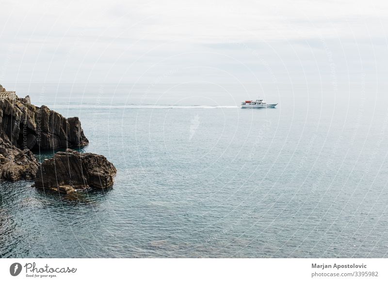 Wunderschöne Meereslandschaft mit Schiff auf dem Weg zum Meer Antenne Bucht blau Boot Klippe Küste Küstenstreifen Küstenlinie Kreuzfahrt Ausflugsziel Europa