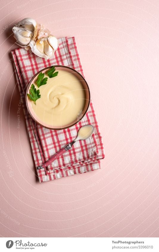 Cremesuppenschüssel über der Ansicht. Kartoffel-Knoblauch-Suppe obere Ansicht Schalen & Schüsseln Rahmsuppe cremig Küche Speise flache Verlegung Lebensmittel