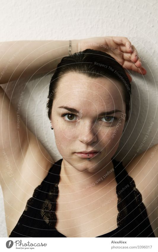 Portrait einer jungen Frau mit Sommersprossen Blick nach vorn Porträt Zentralperspektive Schwache Tiefenschärfe Tag Nahaufnahme Innenaufnahme Identität