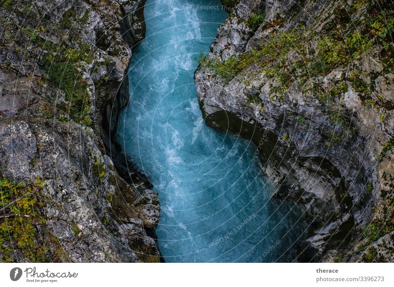 Soca Alpenüberquerung wandern Fernwanderweg Abenteuer Berge u. Gebirge Zeichen rot Pinselstrich Wanderweg Flußbett Flussufer slovenia Slowenien alpe adria trail