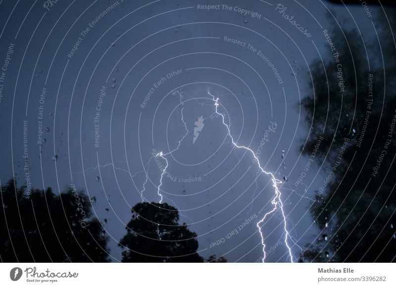 Blitzeinschlag bei Gewitter Unwetter Unwetterfront Schlechtes Wetter Sturm Sturmwolken Stürmisch Unwetterlage Lightning Thunderstorm Hell Licht Spannung Angst