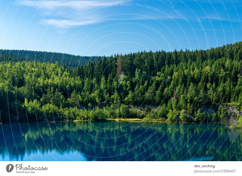 Bergsee 2 See Wasser ruhig Erholung Himmel Ferien & Urlaub & Reisen Sommer blau Natur Außenaufnahme Farbfoto Wald Landschaft Menschenleer Idylle Schönes Wetter