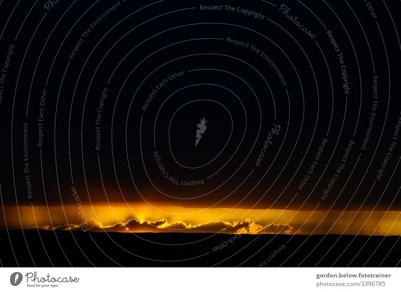 großes Bild unterer Rand Wolkenlandschaft, wenig Farbe, Abendstimmung Größe: Quereformat Farbe: schwarz und gelb graustufen